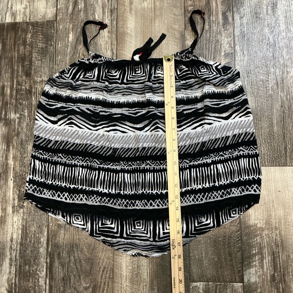 Black and White Patterned Women's Top Size Medium - Picture 5 of 9